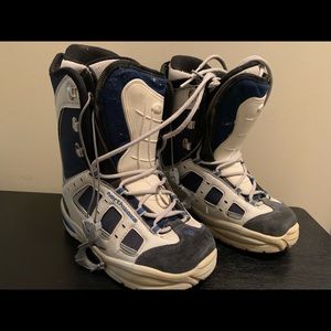 Snowboarding boots